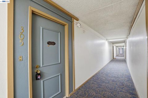 Photo of 490 N Civic Dr Dr #305, Walnut Creek, CA 94596 (MLS # 41129447)