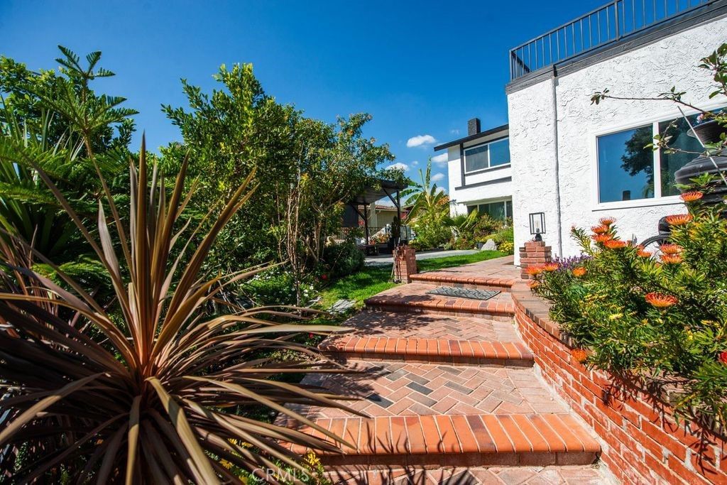 Photo of 2057 Woodglen Street, Simi Valley, CA 93065 (MLS # SR26054290)