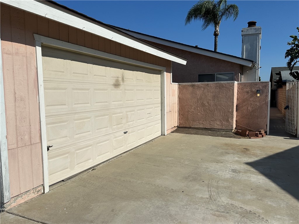Beautiful ground level 2 bedrooms/2 baths/2 car garages town house in a quiet Chino residential neighborhood; Bright & airy floor plan; Easy access to freeway 60; Must see.