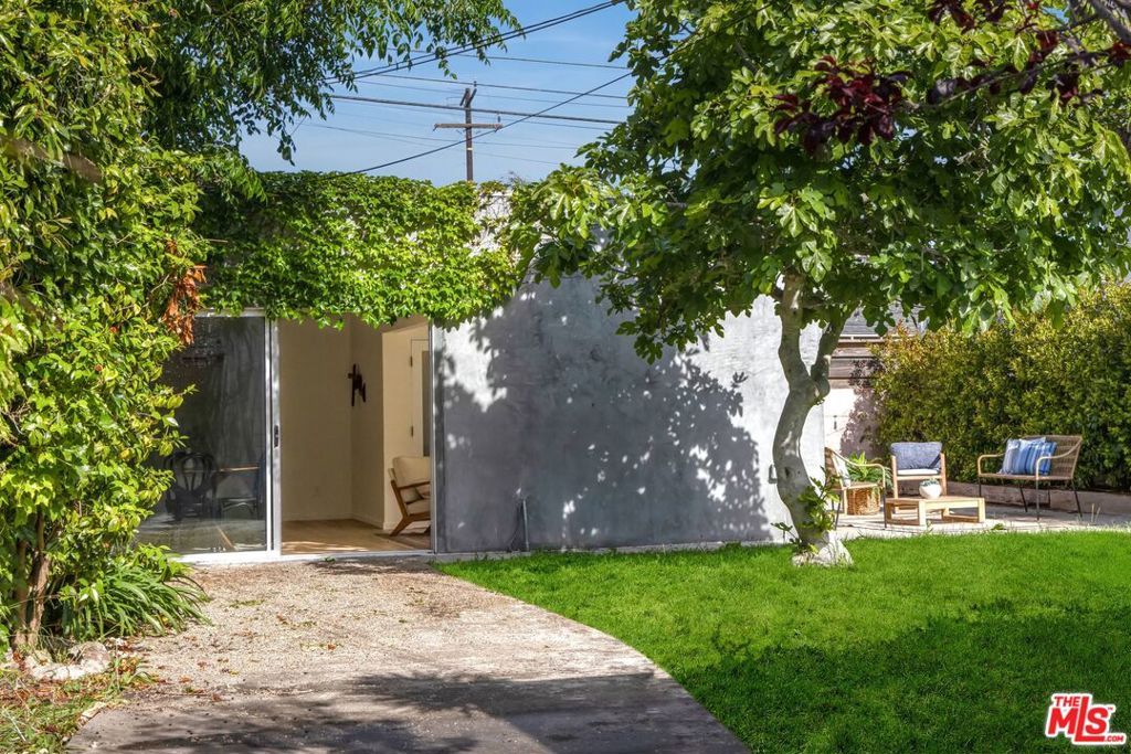 Photo of 935 Indiana Avenue, Venice, CA 90291 (MLS # 26668617)
