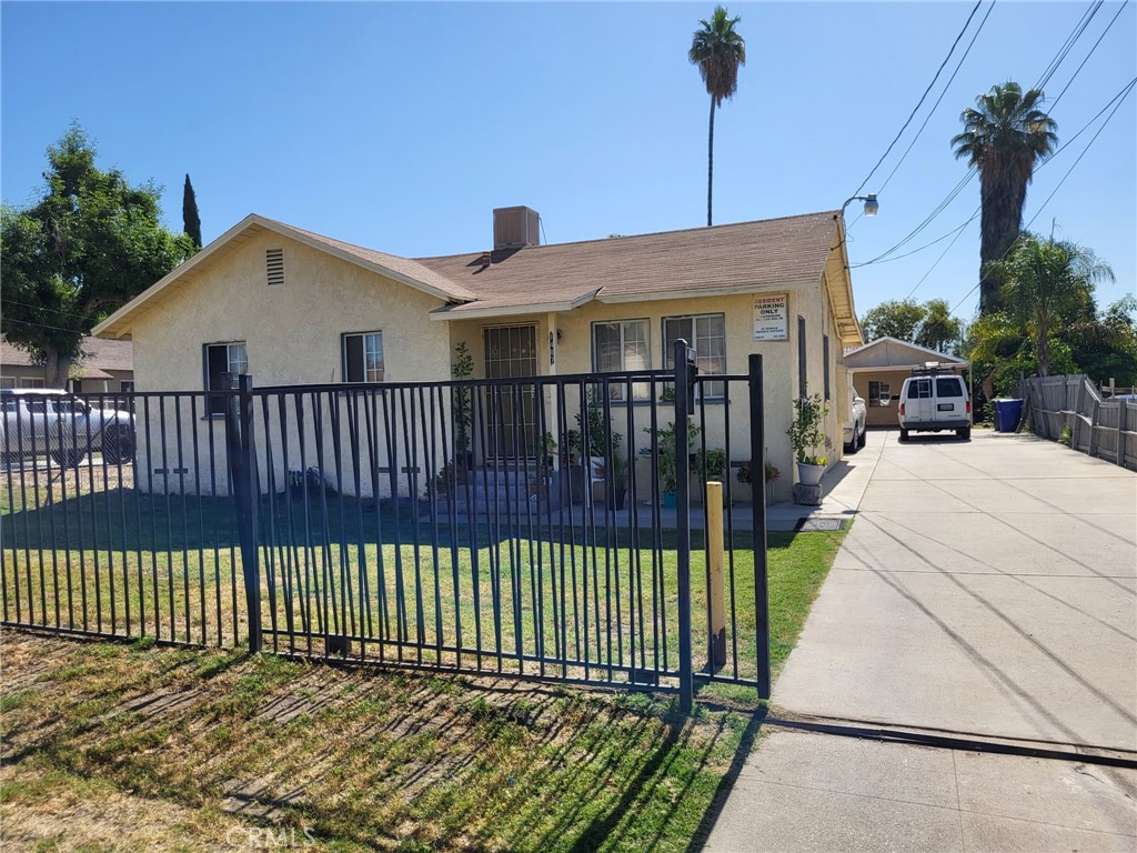 **** GREAT FOR LIVE IN FRONT UNIT , RENT 2 BACK UNITS **** This beautiful Triplex offers 3 separate detached units , Front unit has 3 bedrooms 1 1/2 baths. second unit has 2 bedroom and 1 bath , third unit has 1 bedroom and 1 bathroom upper on top of 2 garage.This property is located in the heart of San Bernardino city with many renters nearby. Close to the Schools , Shopping center and General store nearby, Freeway 210/215 are nearby and public transportation is within walking distance.
"DO NOT DISTURBE TENANT"