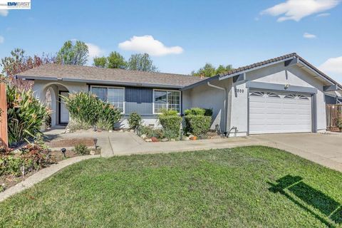 Photo of 7800 7800 Woodren Ct Ct, Dublin, CA 94568 (MLS # 41125402)