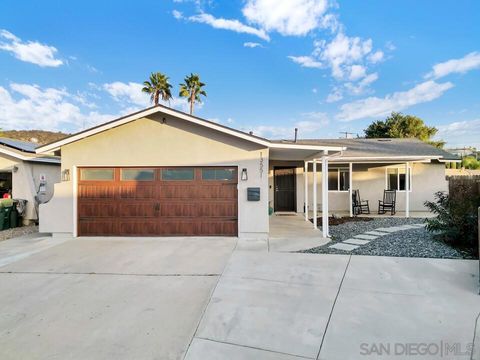 Photo of 13551 Brett Harte Dr, Lakeside, CA 92040 (MLS # 250045082SD)