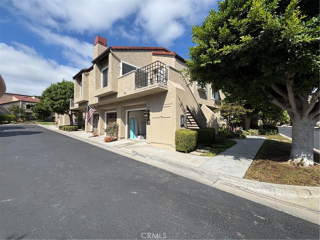 Fully Remodeled 2 Bed / 2 Bath Upper-End Unit in Princeton Townhomes – Across from UCI. Light and bright, no one above or below! Brand-new kitchen and brand-new bathrooms, new flooring and fresh paint, and new AC. Refrigerator and washer & dryer included. Move-in ready, available now.