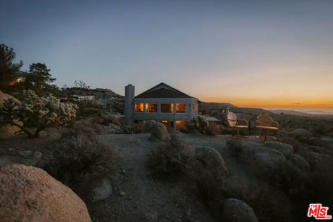 Photo of 6242 Mandarin Road, Yucca Valley, CA 92284 (MLS # 26995819)