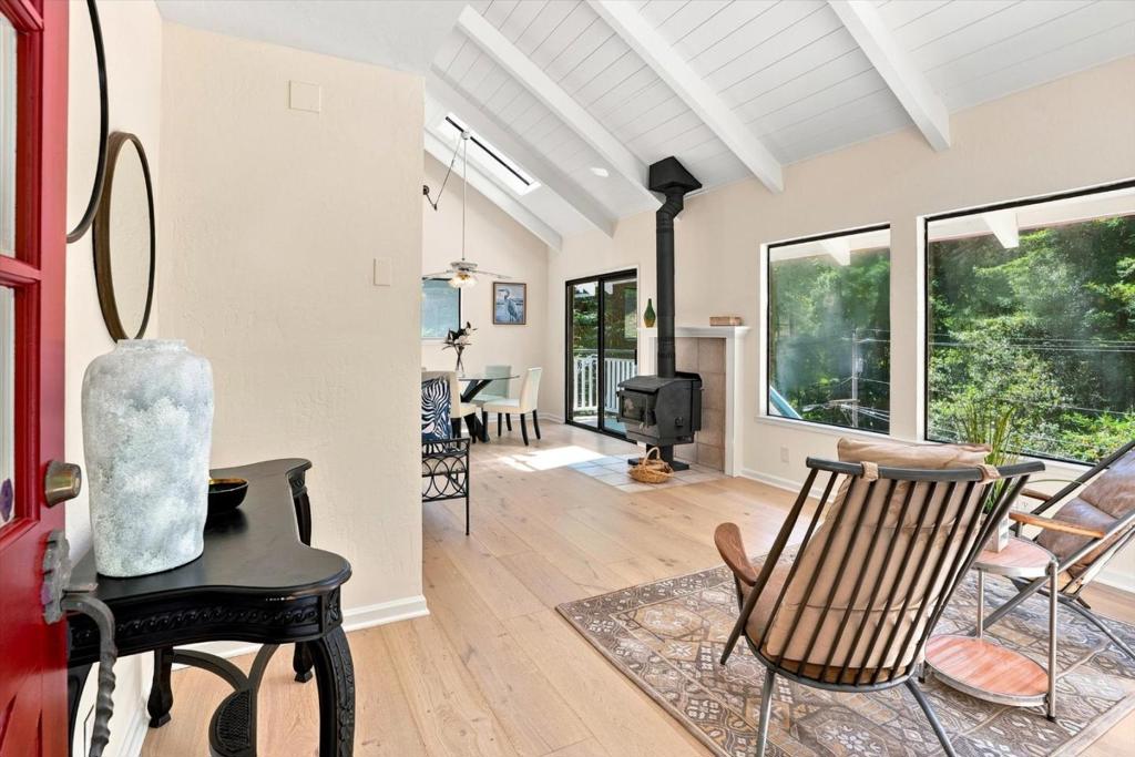 1060 Redwood Drive