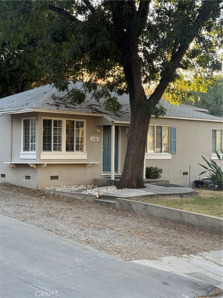 Location Location in the Walk Zone to the University & Medical Center.
Remodeled 3 bedroom 1 bathroom home, all new interior paint, vinyl flooring through out. Separate indoor stackable washer/dryer.
The kitchen has been remolded with quartz counters, white shaker cabinets, dishwasher, refrigerator.
Ready for move in, students welcomed, non smoking home. Water/Sewer/Trash/ Gardener included.
The driveway will be paved in August. This Home is perfect for Loma Linda University students, this community is mostly students, young professionals.
Must have strong credit