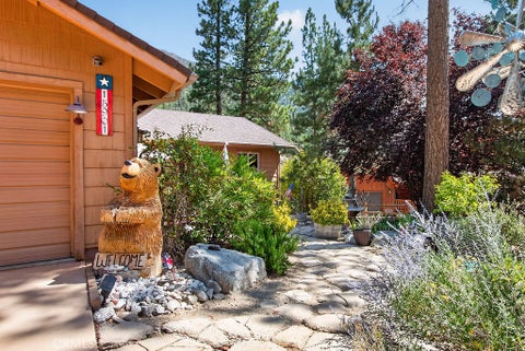 Photo of 15901 Edgewood WAY, Pine Mountain Club, CA 93222 (MLS # SR26157243)