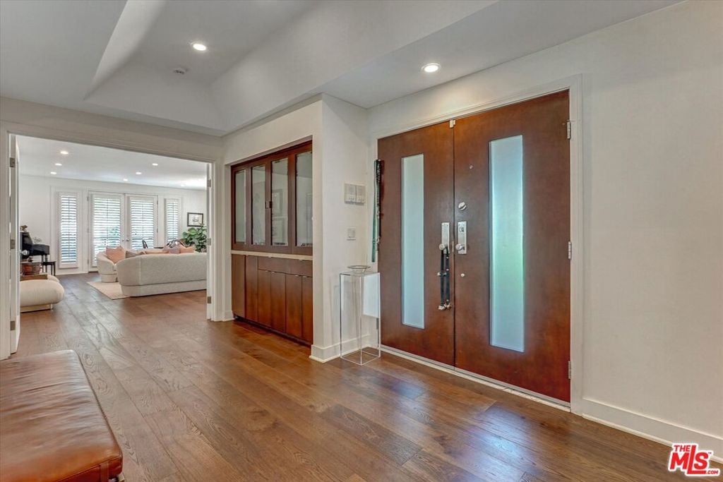 Photo of 148 S Crescent Drive #101, Beverly Hills, CA 90212 (MLS # 26856699)