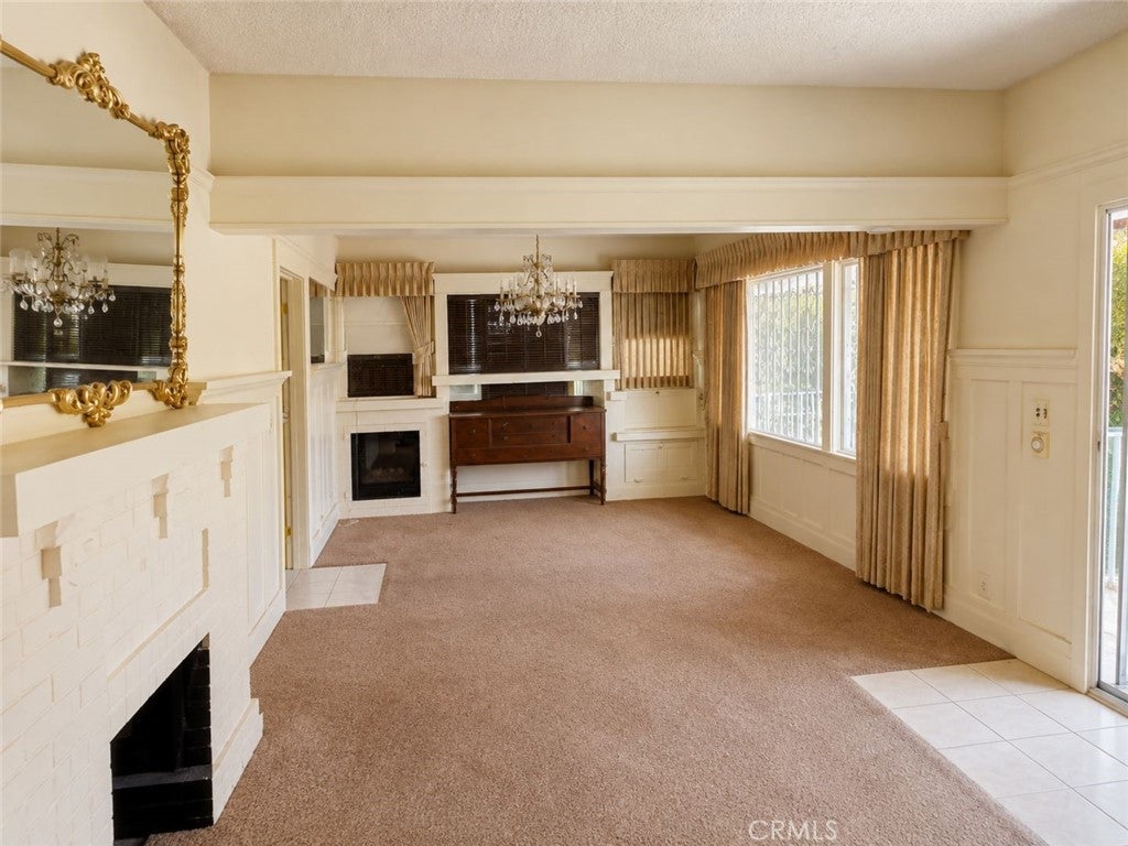 537 W 49th Place