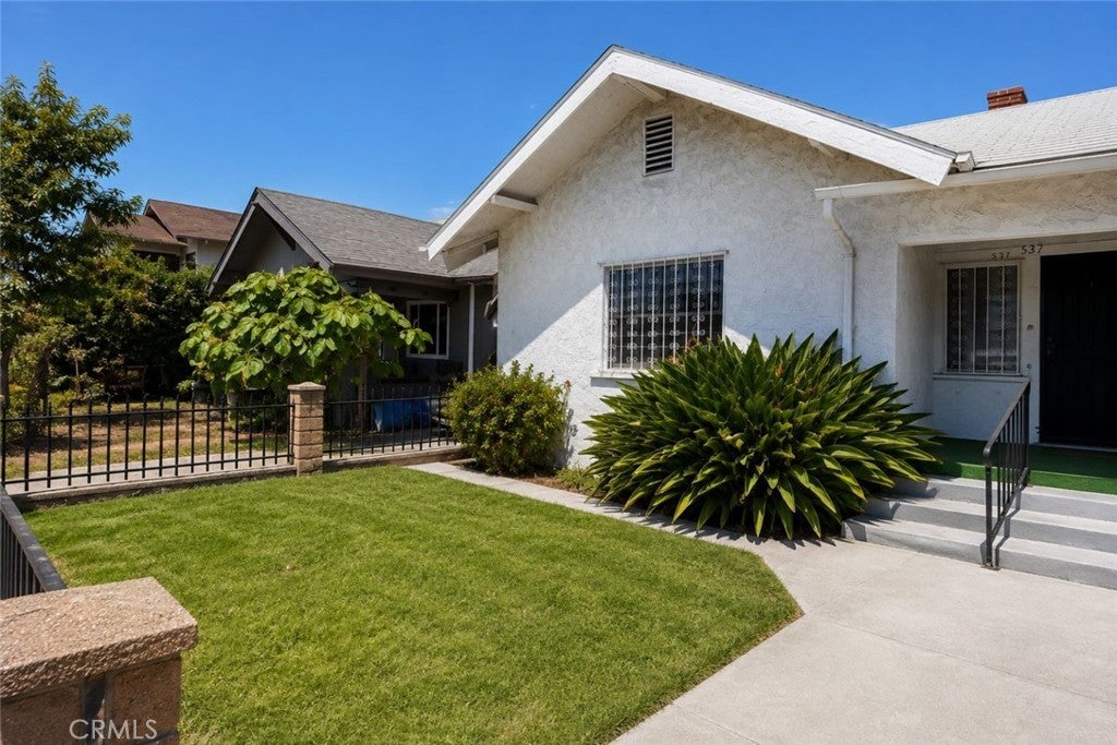 537 W 49th Place