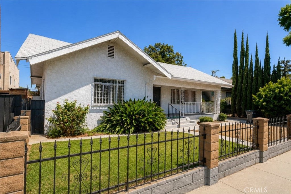 537 W 49th Place