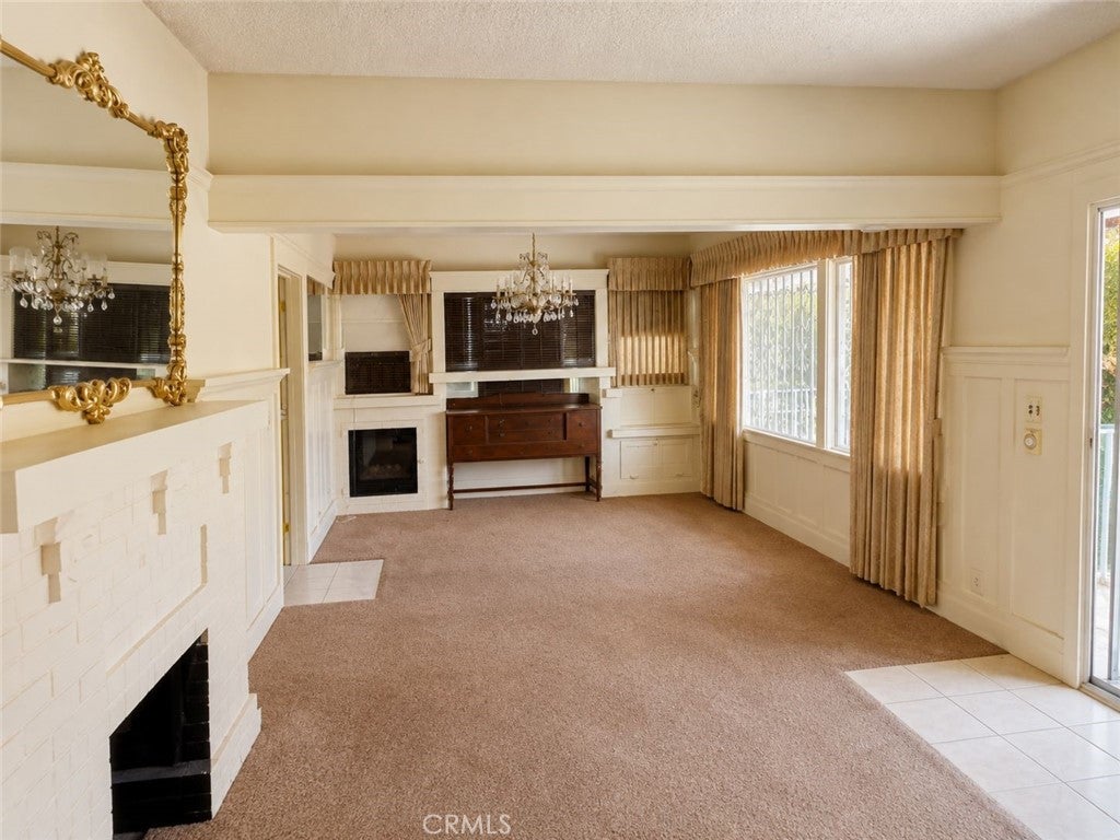 537 W 49th Place