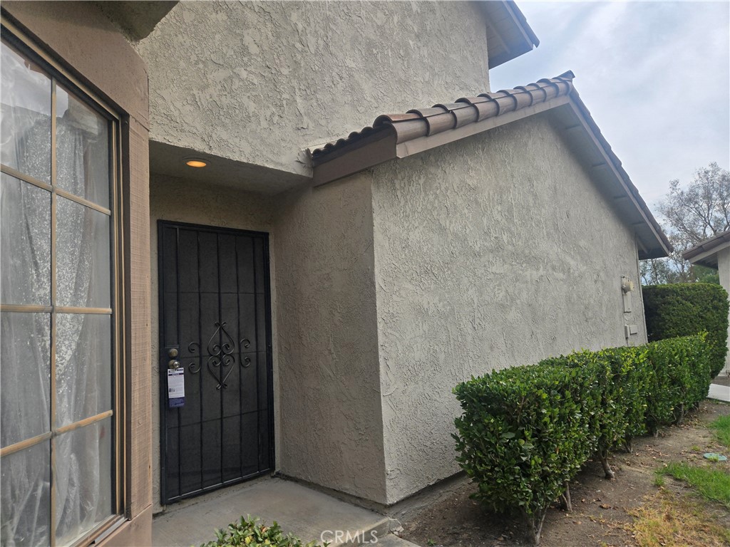Totally remodeled sunny ridge town house. Sunny hills high school, Fisler elementary school and Fisler Jr. high school,
Laminated wooden flooring throughout the house, scraped ceilings and recessed lighting. white cabinets and quarts counter tops.