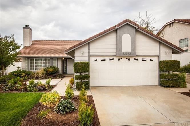 Welcome to this beautifully maintained 3-bedroom, 2-bathroom home offering 1,654 sq ft of comfortable living space on a spacious corner lot. From the moment you arrive, you'll appreciate the well-manicured landscaping and fantastic curb appeal.
Inside, the home features an open layout with both a formal living room and a cozy family room—perfect for entertaining or relaxing with family. The kitchen is well-appointed and flows seamlessly into the dining area.
The primary suite is a true retreat, featuring a private bath and a unique bonus room that can be used as a home office, workout space, nursery, or luxurious walk-in closet—adding versatility and value.
Additional highlights include a two-car garage, ample storage, and a private backyard that's ideal for outdoor living. Located in an established neighborhood with no HOA fees and low property taxes. This home is also close to schools, parks, and shopping.
This move-in-ready gem combines comfort, functionality, and curb appeal—schedule your private showing today!