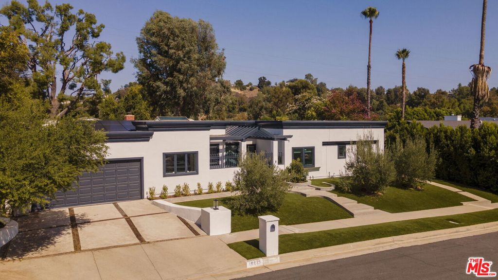 Photo of 18623 Palomino Drive, Tarzana, CA 91356 (MLS # 26993353)