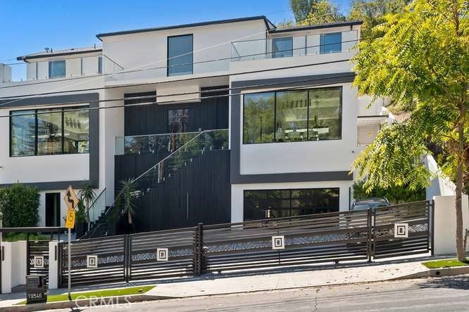 Photo of 19546 Rosita Street, Tarzana, CA 91356 (MLS # SR26213169)