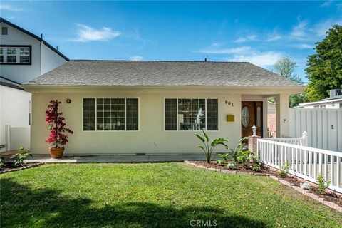 Photo of 901 N Reese Pl, Burbank, CA 91506 (MLS # BB26035604)