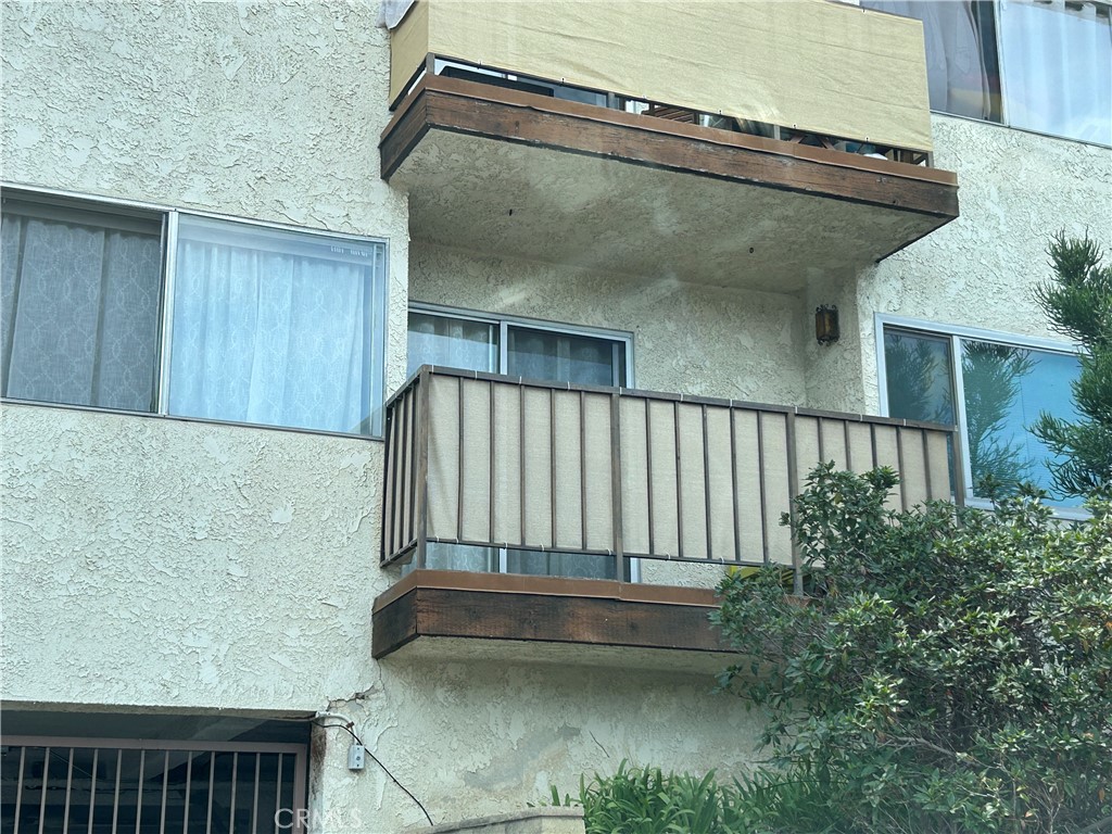 Great condo in San Pedro. Nice view from patio. New Quartz counters, New Flooring. 1 car gate parking.