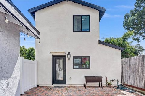 Photo of 22022 Buena Ventura, Woodland Hills, CA 91364 (MLS # SR26071809)