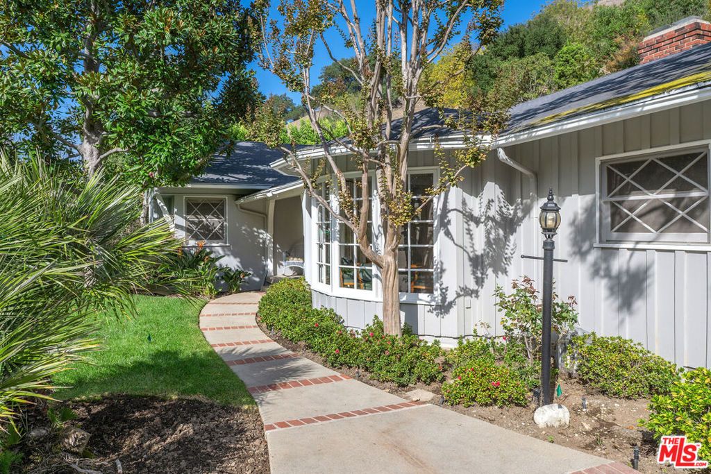 Photo of 3520 Longridge Avenue, Sherman Oaks, CA 91423 (MLS # 26636333)