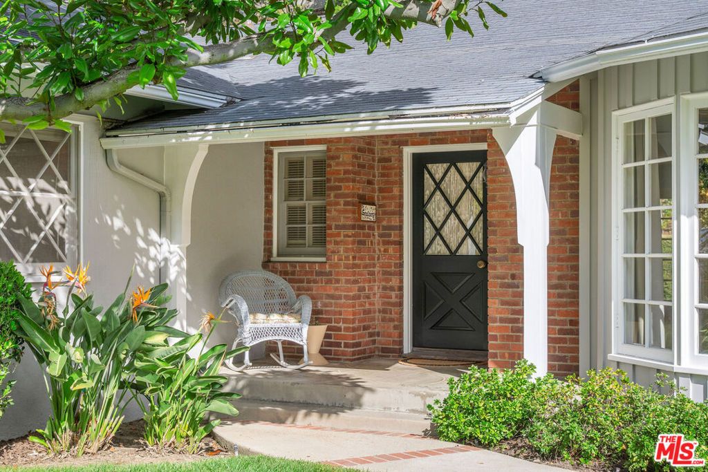 Photo of 3520 Longridge Avenue, Sherman Oaks, CA 91423 (MLS # 26636333)