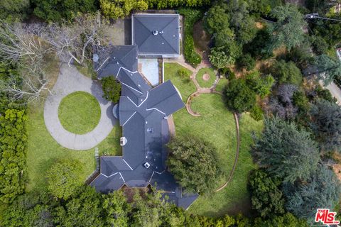 Photo of 7 Oakmont Drive, Los Angeles, CA 90049 (MLS # 25528162)