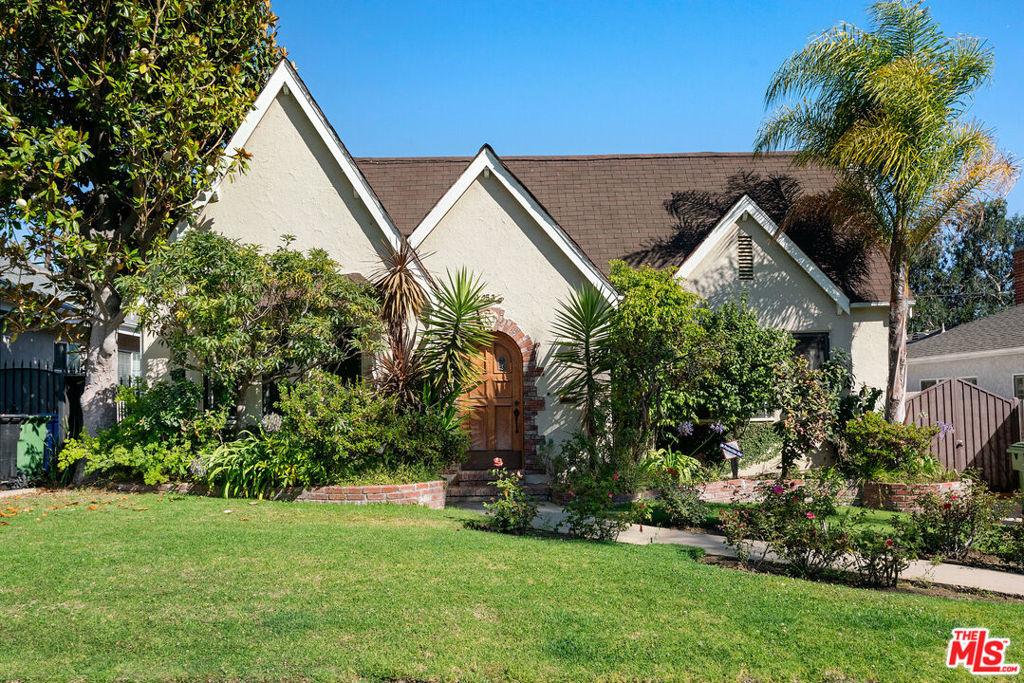 Fantastic location with remodeled spacious kitchen, large living room, formal dining room, and pool. Tenant is responsible for all utilities.
