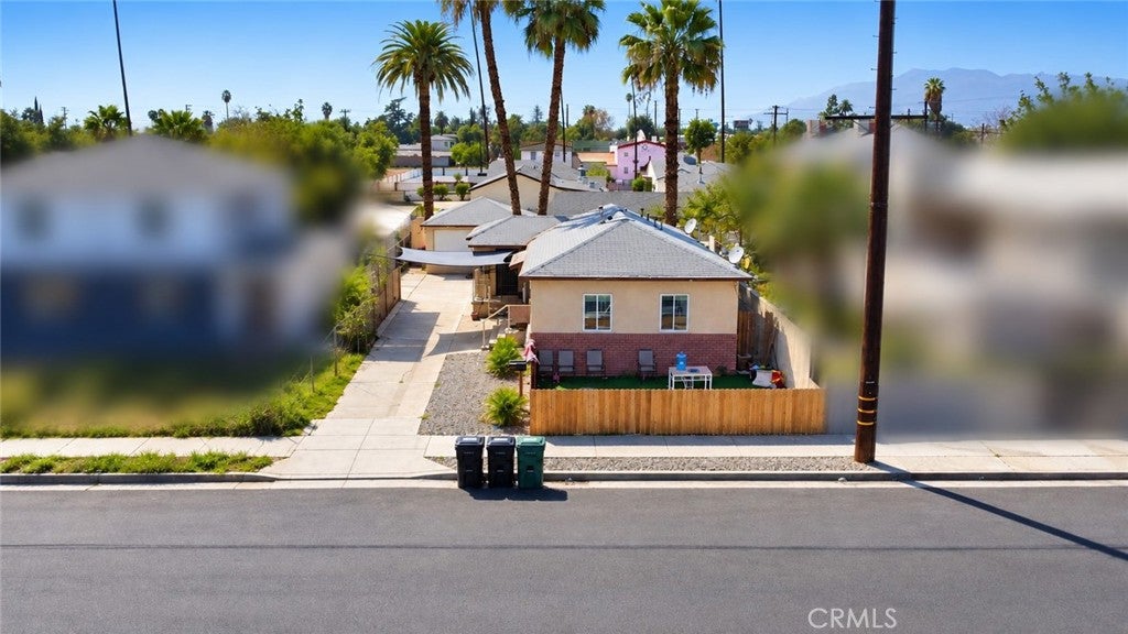 1152 N Acacia Ave