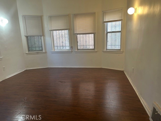 Spacious one level apartemt situated on the ground floor, breakfast room, Own laundry room inside of the unit, one car parking behind the gate, easy commute to the Uiversity of Southern California,