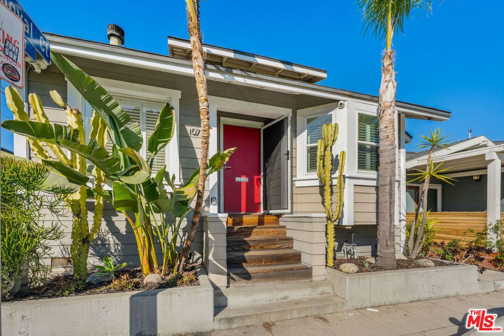 Photo of 107 Clubhouse Avenue, Venice, CA 90291 (MLS # 25627861)