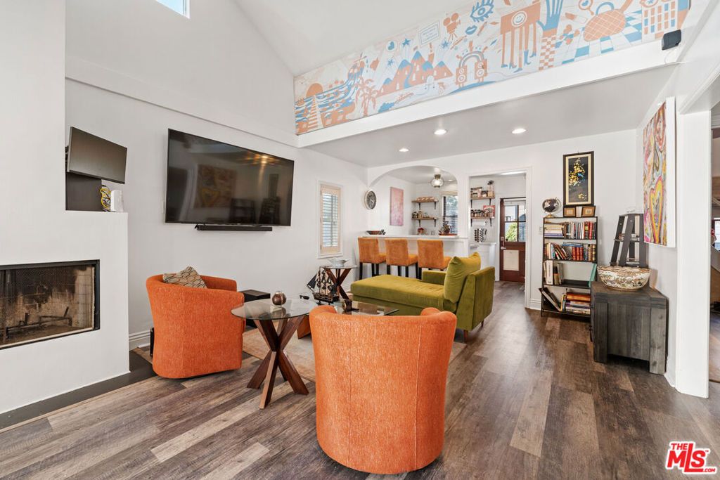 Photo of 107 Clubhouse Avenue, Venice, CA 90291 (MLS # 25627861)