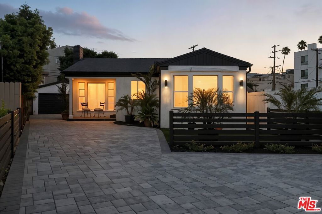 Photo of 2560 Cotner Avenue, Los Angeles, CA 90064 (MLS # 25577419)