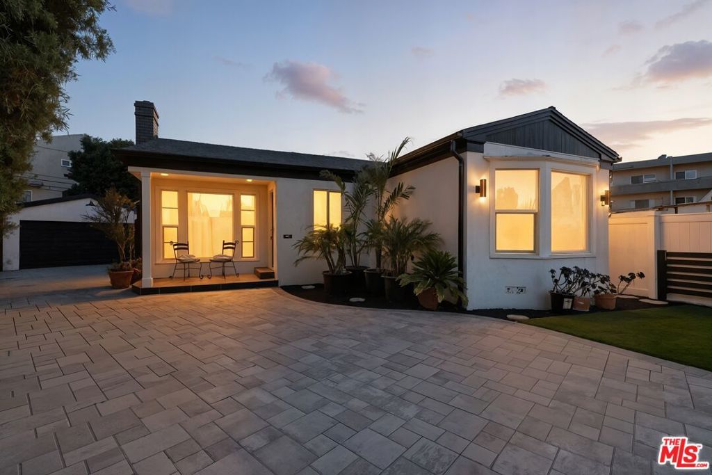Photo of 2560 Cotner Avenue, Los Angeles, CA 90064 (MLS # 25577419)