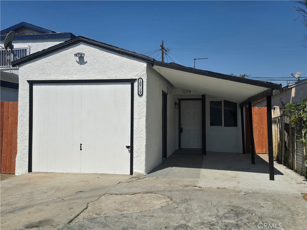 REMODELED 3 BEDROOM 1 BATHROOM HOME IN A QUIET STREET IN THE CITY OF LOS ANGELES. THIS HOME BOASTS A BEAUTIFULLY REMODELED KITCHEN WITH QUARTZ COUNTER TOPS, NEW CABINETS AND A NEW STOVE. NEW VINYL DOUBLE PANE WINDOWS THROUGH OUT THE HOUSE. BEAUTIFUL LAMINATE FLOORING IN THE ENTIRE HOUSE. THE BATHROOM HAS BEEN ADORNED WITH TILED FLOORS AND TILED WALLS, IT ALSO HAS WATER CONSERVING FIXTURES. ALL BEDROOMS HAVE NEW CEILING FANS AND MIRRORED CLOSET DOORS. BEAUTIFULLY PAINTED INSIDE AND OUTSIDE. A COZY BACKYARD FOR YOU GATHERINGS AND A COVERED CARPORT IN THE FRONT. EASY ACCESS TO THE 105 FREEWAY. CLOSE TO SHOPPING CENTERS, RESTAURANTS, AND MARTIN LUTHER KING JR COMMUNITY HOSPITAL. THIS IS A PERFECT STARTER HOME FOR A SMALL FAMILY. DON NOT MISS OUT.
