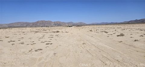 Photo of 800 Lincoln Avenue, Lucerne Valley, CA 92356 (MLS # HD25278771)