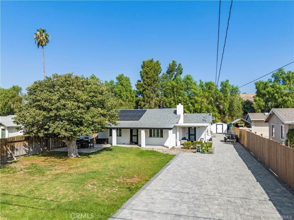 Photo of 4321 Apricot Road, Simi Valley, CA 93063 (MLS # SR25189293)