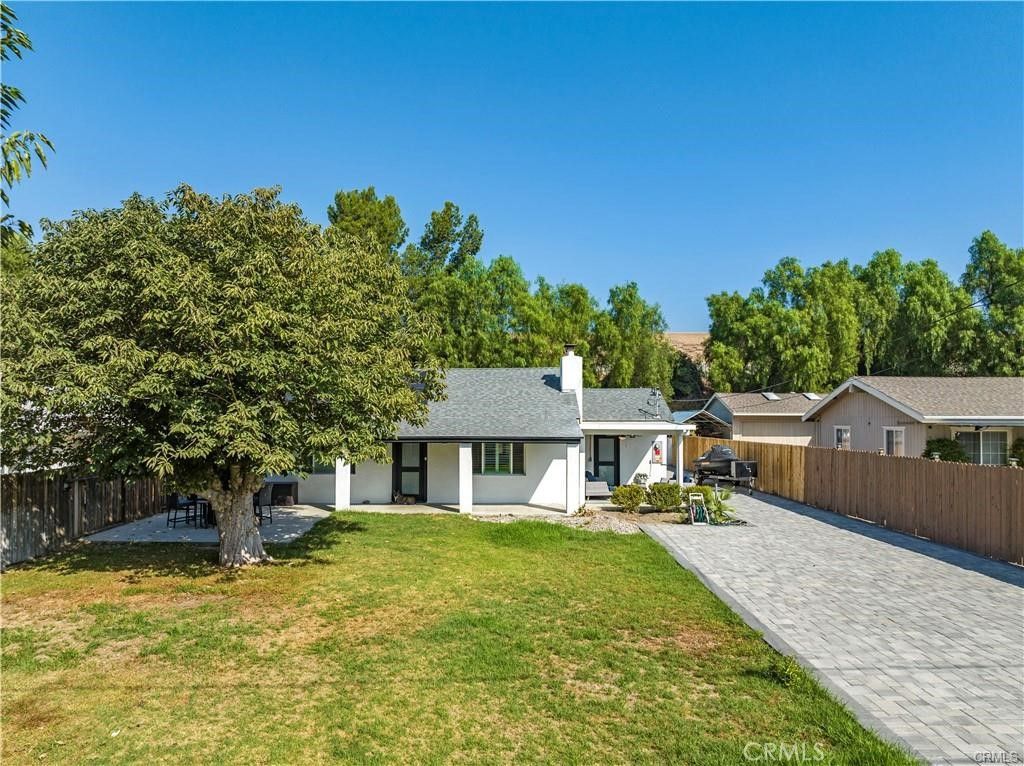 Photo of 4321 Apricot Road, Simi Valley, CA 93063 (MLS # SR25189293)