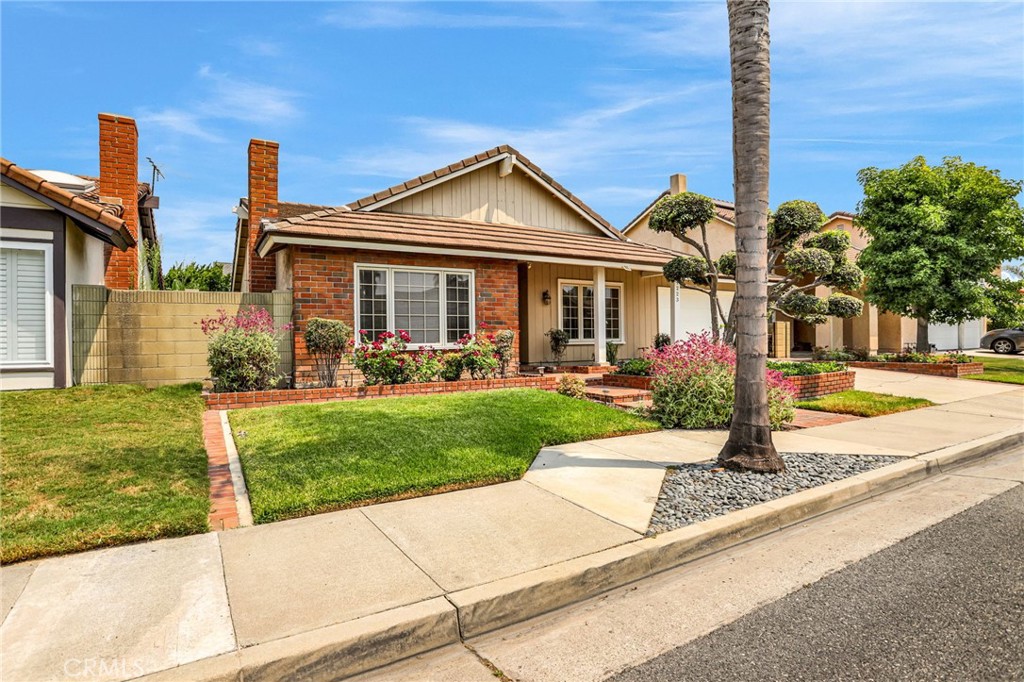 4223 Paseo de Plata