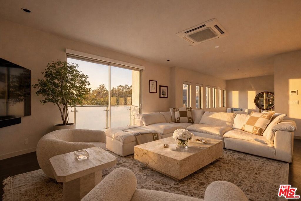 Photo of 928 N Croft Avenue #304, Los Angeles, CA 90069 (MLS # 26633133)