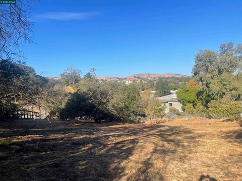 Photo of 35 35 Hilltop Rd Ct, Martinez, CA 94553 (MLS # 41124366)