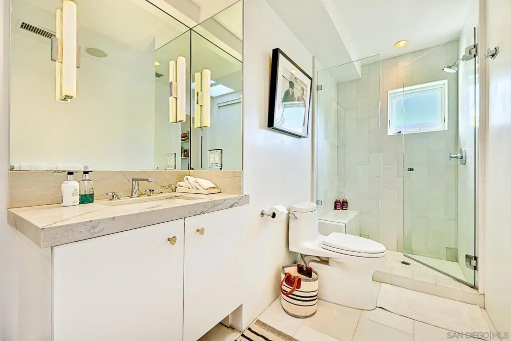 La Jolla, California 92037, United States, 3 Bedrooms Bedrooms, ,4 BathroomsBathrooms,Residential,Pending,111108