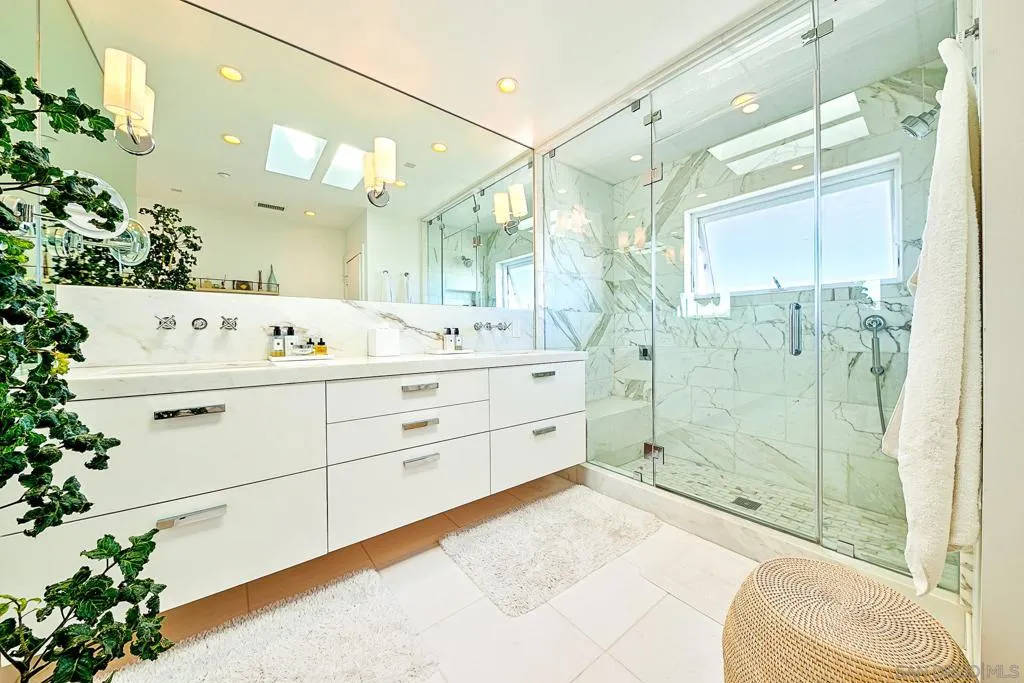 La Jolla, California 92037, United States, 3 Bedrooms Bedrooms, ,4 BathroomsBathrooms,Residential,Pending,111108