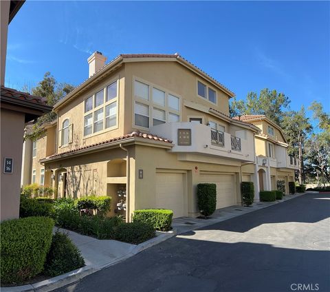 Photo of 10 Via Madera, Rancho Santa Margarita, CA 92688 (MLS # OC26049627)