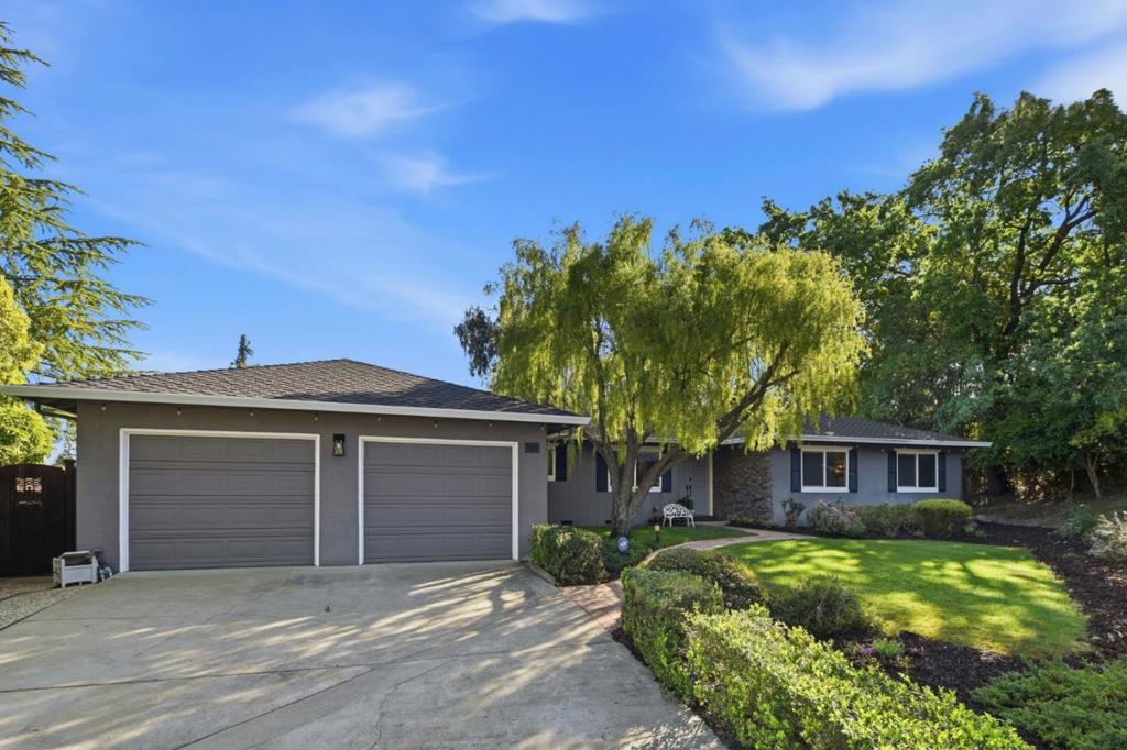 1370 Hillcrest Court