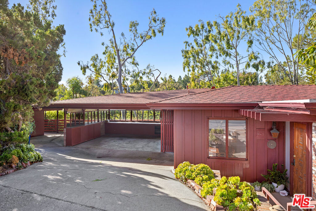 809 Broom Way
