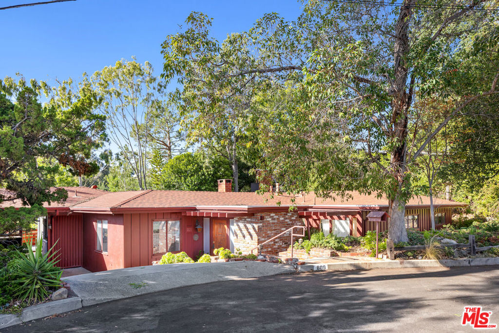 809 Broom Way