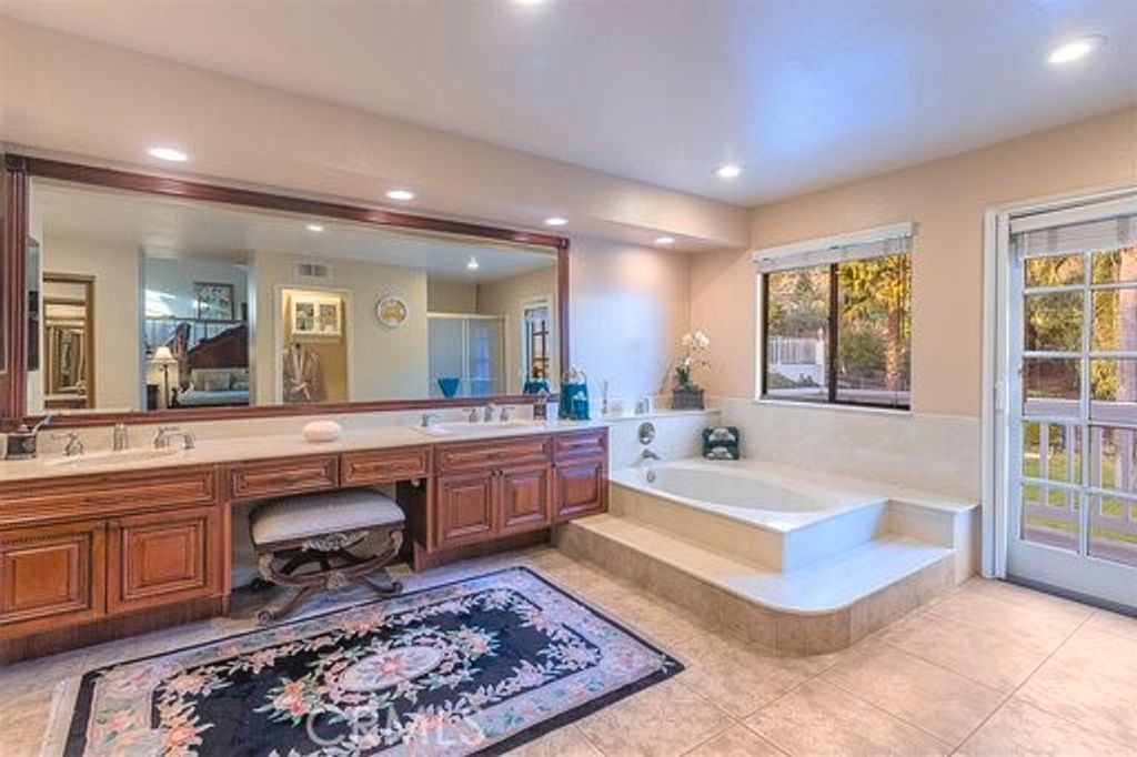 listing image 130728621962162108459