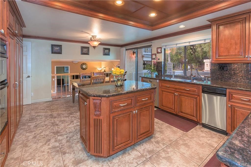 listing image 130722776643817793011