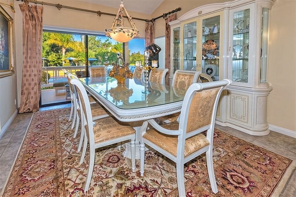 listing image 130728432887552877696